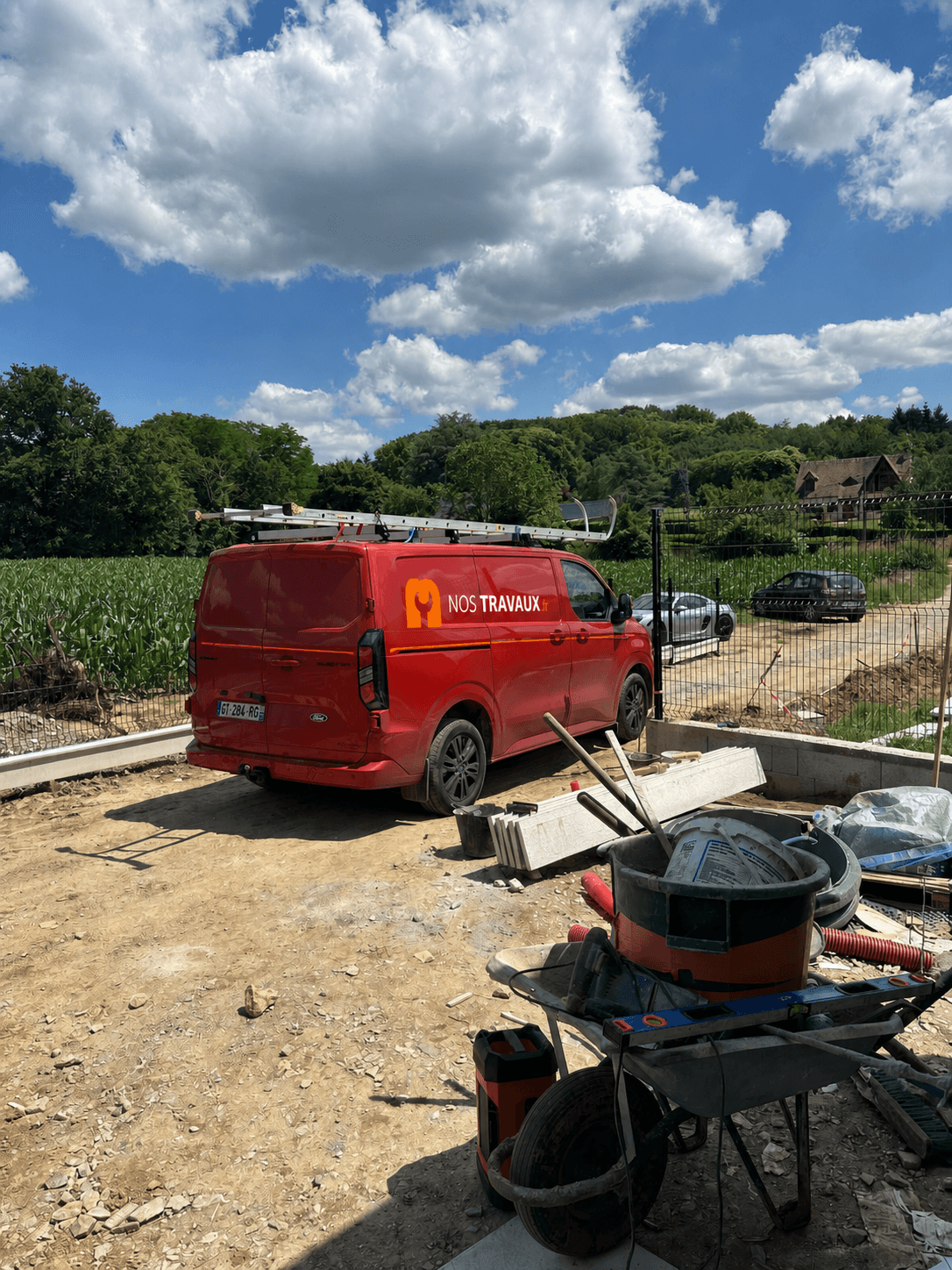 Utilitaire Nos Travaux au milieu d’un chantier en cours