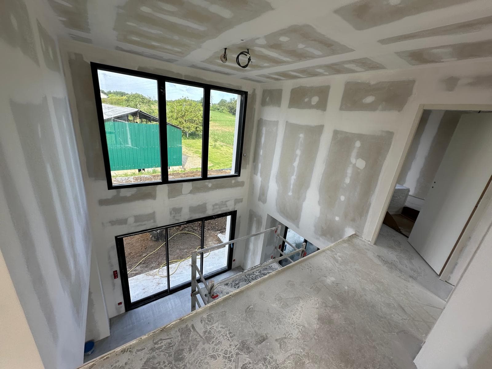 Palier ouvert et menuiseries dans une maison neuve au Mans