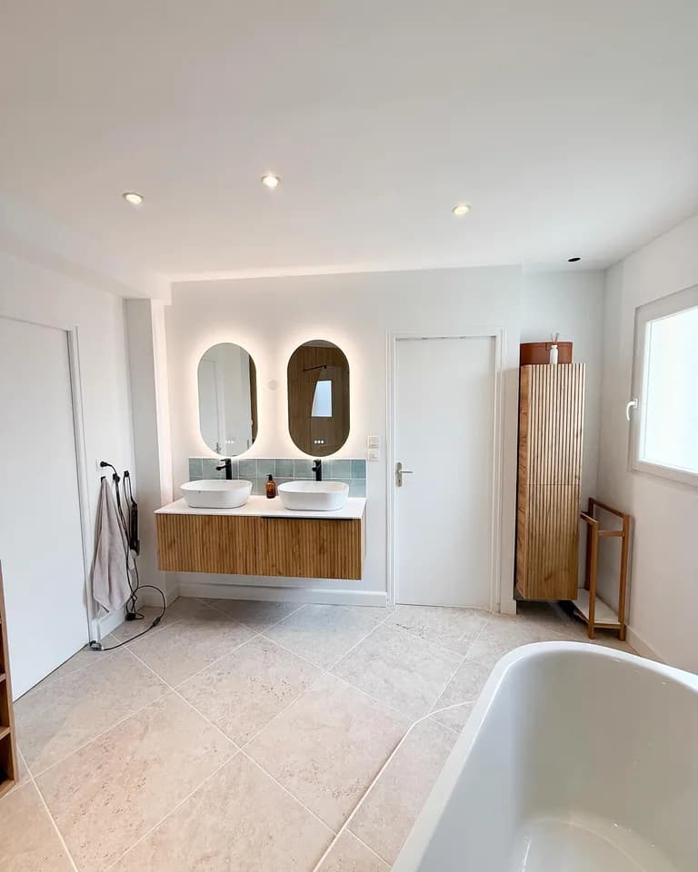 Salle de bain rénovée avec carrelage et finitions par Nos Travaux